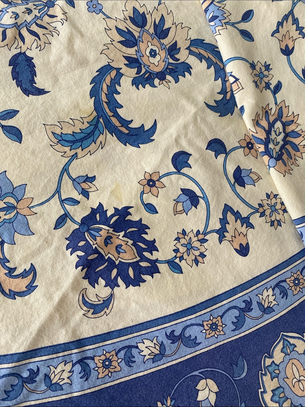 Blue and Cream Floral Paisley Vent du Sud Tablecloth - Picture 3 of 6